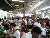 Corrida pelo pescado: consumidores lotam mercado e balanças nesta quinta