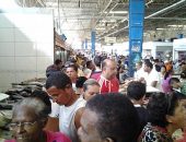 Corrida pelo pescado: consumidores lotam mercado e balanças nesta quinta