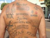 Edson Aparecido mostra as tatuagens de anúncio