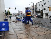 Funcionários da empresa realizaram a limpeza da avenida