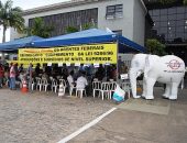 Agentes e sercidores administrativos protestam em frente à sede da PF