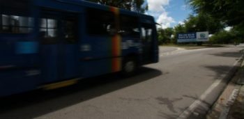 Na manhã deste domingo, era possível ver uma mancha de sangue no local onde a estudante caiu