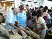 Corrida pelo pescado: consumidores lotam mercado e balanças nesta quinta