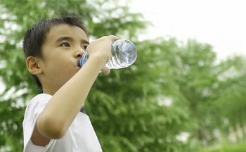 Beber água é bom, mas nada em excesso é um bom sinal. Fique atento à quantidade de água que o seu filho bebe pode ser sinal de diabetes