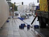 Caixas se desprenderam e caíram na Avenida Gustavo Paiva