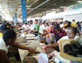 Corrida pelo pescado: consumidores lotam mercado e balanças nesta quinta