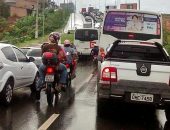 Carreta quebrada deixa trânsito caótico na Márcio Canuto