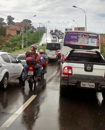 Carreta quebrada deixa trânsito caótico na Márcio Canuto