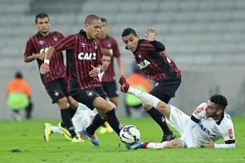 Corinthians frustrou os planos do Atlético-PR e venceu de virada no evento teste por 2 a 1