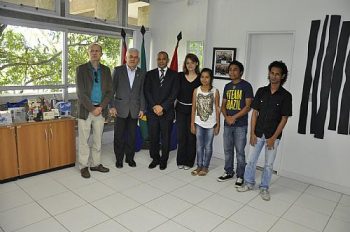 O reitor Eurico Lôbo recebe o adido cultural do Timor Leste, Luís de Sousa, ao centro de terno