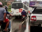 Carreta quebrada deixa trânsito caótico na Márcio Canuto