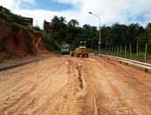 Deslizamento interdita alça na Avenida Pierre Chalita