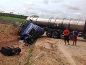 Caminhão-tanque tomba e deixa uma vítima fatal na BR 101