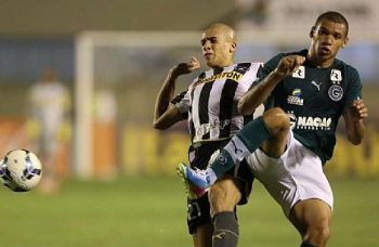 Dória disputa bola na derrota do Botafogo