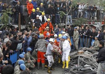 Equipes resgatam vítimas de explosão em mina na Turquia nesta quarta-feira (14); mais de 200 pessoas morreram e outras 200 estão soterradas