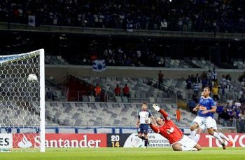 Piatti acertou chute cruzado e levou a melhor contra Fábio no início do jogo