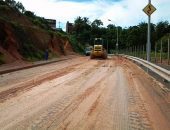 Deslizamento interdita alça na Avenida Pierre Chalita