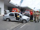 Acidente na Leste-Oeste deixa trânsito caótico e vítima presa às ferragens