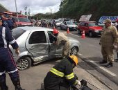 Acidente deixou pessoa presa às ferragens e o trânsito lento na Leste/Oeste