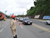 Acidente na Leste-Oeste deixa trânsito caótico e vítima presa às ferragens