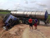 Caminhão-tanque tomba e deixa uma vítima fatal na BR 101