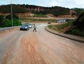 Deslizamento interdita alça na Avenida Pierre Chalita