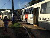 Taxistas murcham pneus de ônibus