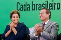 Renan e a presidente Dilma durante solenidade nesta quarta em Brasília