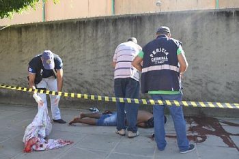 A perícia confirmou que a vítima morreu em decorrência de dois ferimentos no pescoço, provocados por arma branca.