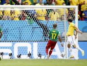 David Luiz recebe pelo lado esquerdo da área, cruza fechado e Fred manda pra rede pra marcar de cabeça o terceiro brasileiro contra Camarões