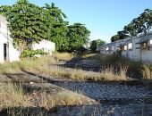 Prédios abandonados viram focos de dengue e assustam moradores do Farol