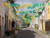 Penedo vestido de verde e amarelo