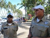 Agentes na orla de Maceió