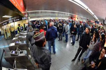 Estação Itaquera teve confusão nesta manhã e portões quebrados