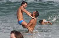 Casal trocou carinhos em tarde de sol na praia de Ipanema, no Rio de Janeiro