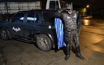 Batman recuperou o celular roubado em uma padaria