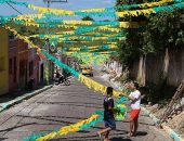 Penedo vestido de verde e amarelo