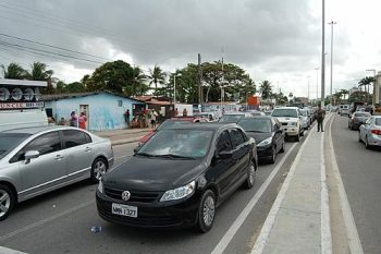 O trânsito é lento nas imediações da Avenida Industrial Cícero Toledo