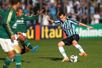 Gremista Rodriguinho tenta clarear a jogada na entrada da área do Palmeiras