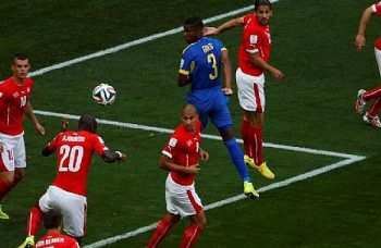 Erazo, do Equador, tenta cabecear bola aérea na próximo à pequena área da Suíça, em jogo no Estádio Mané Garrincha, em Brasília