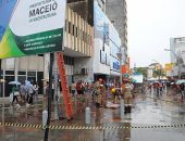 Bombeiros removeram placa por ameaça de cair