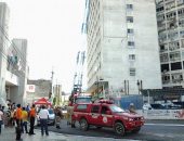 Bombeiros simulam resgate de prédio de 12 andares em chamas