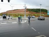 Caminhão derruba semáforos e deixa trânsito lento em frente a shopping