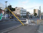 Caminhão baú derruba quatro postes em Mangabeiras