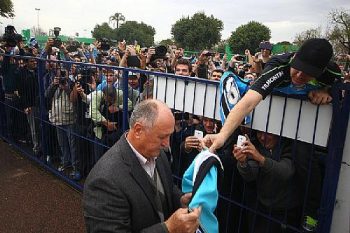 Felipão foi recebido pelos torcedores do Grêmio em Porto Alegre e disse que precisa de carinho