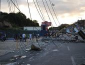 Caminhão baú derruba quatro postes em Mangabeiras