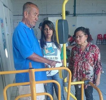 Idosos passam por treinamento para uso da catraca de ônibus