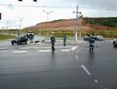 Caminhão derruba semáforos e deixa trânsito lento em frente a shopping