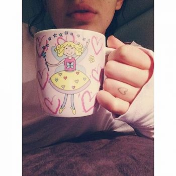 Bruna Marquezine posa com caneca fofa