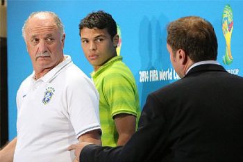 Ao lado de Luiz Felipe Scolari, Thiago Silva concedeu entrevista coletiva no Estádio Mineirão